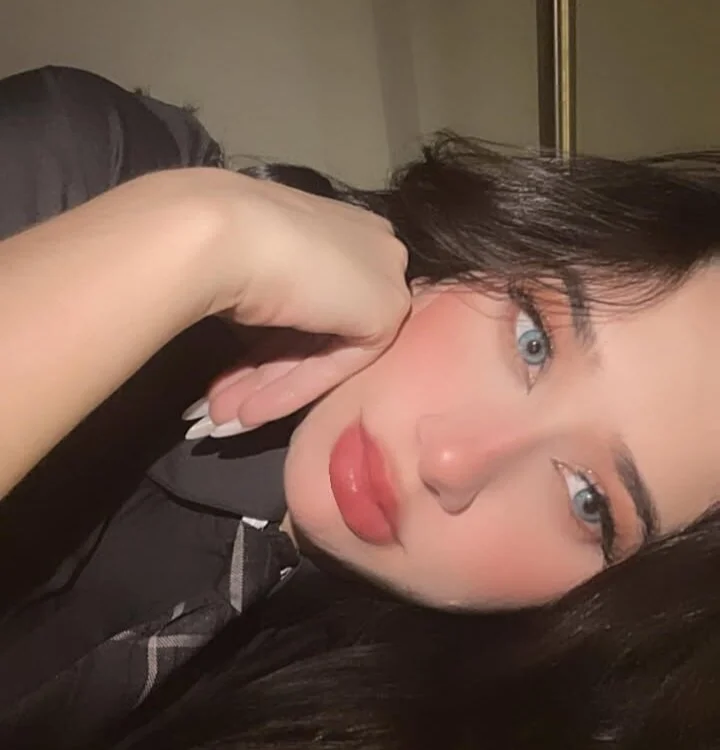 AlejandraRoa_ cover photo