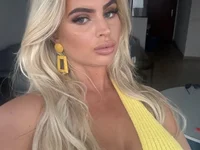 blondebarbie124x's Offline Chat Room