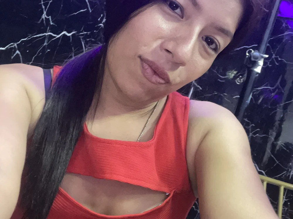 calienteloba's Offline Chat Room