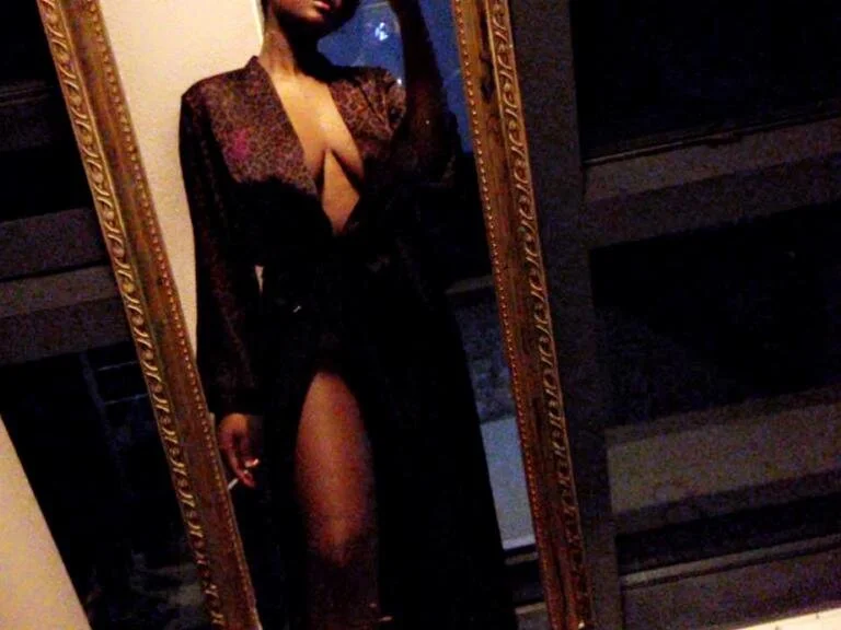 AkiraLoveX Adlı Modelin Çevrimdışı XXX Sohbeti