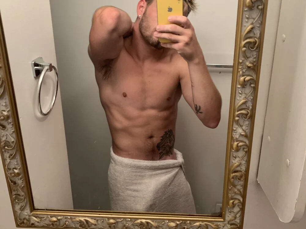 GuyNextDoor225 Offline XXX Chat