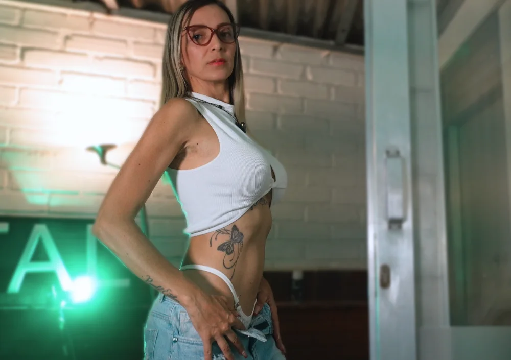 Offline XXX chat modela AlanaBrunetteX_X