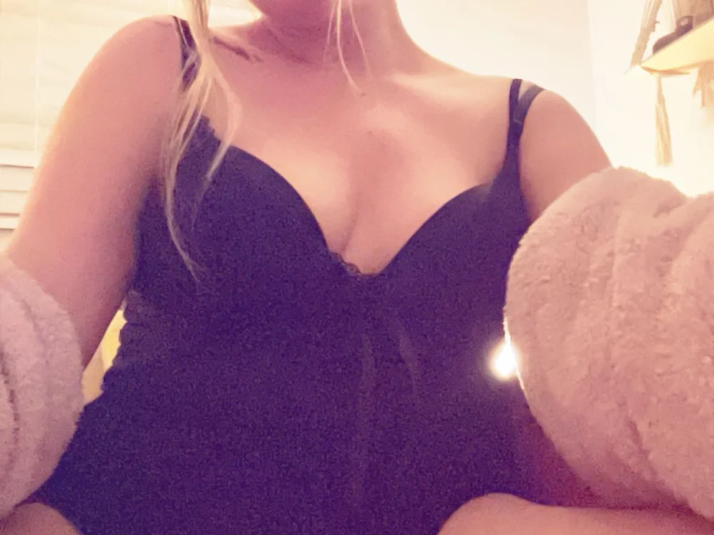 CumWithCora's Offline Chat Room
