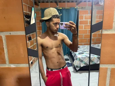 Luamm2105 Male Gays Online Cam Striptease
