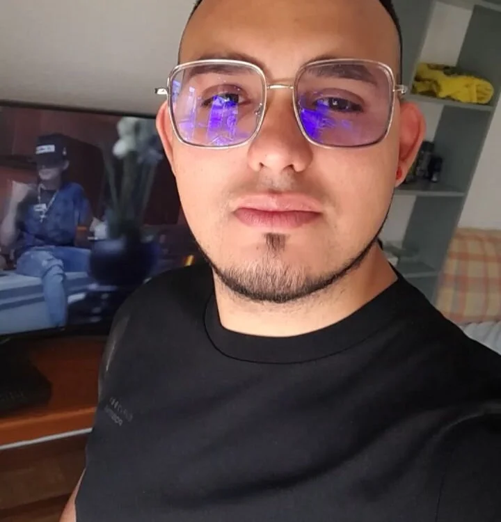 SCOTT_GRAY1297's Offline XXX Chat
