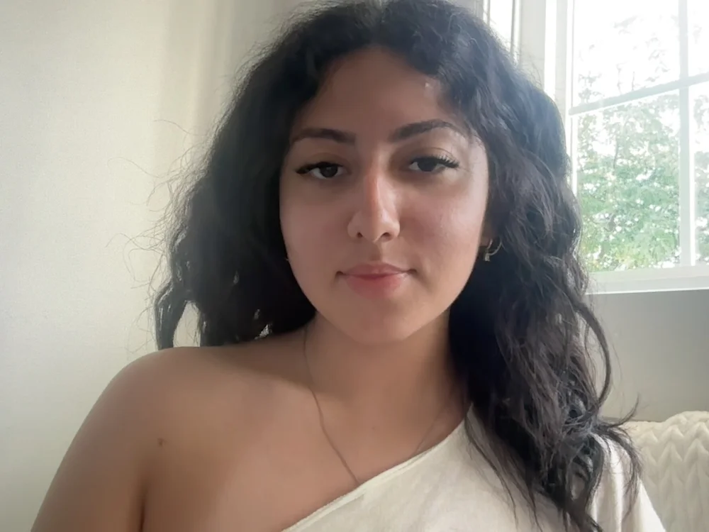ellaastone Adlı Modelin Çevrimdışı Sohbet Odası
