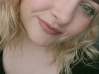 CallieCharms_24's Offline Chat Room