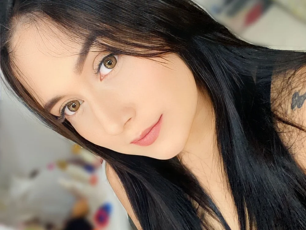 EmilyBeautyTits' Offline Chat Room