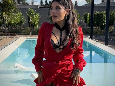 Goldenpussy_1 on StripChat