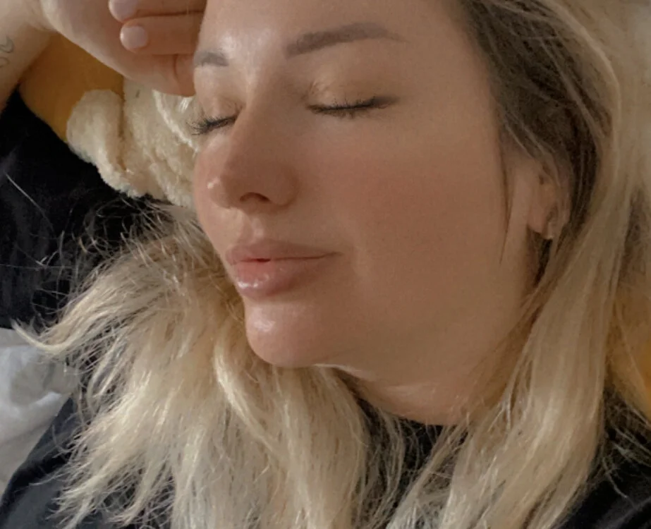 Alina_cut's Offline Chat Room