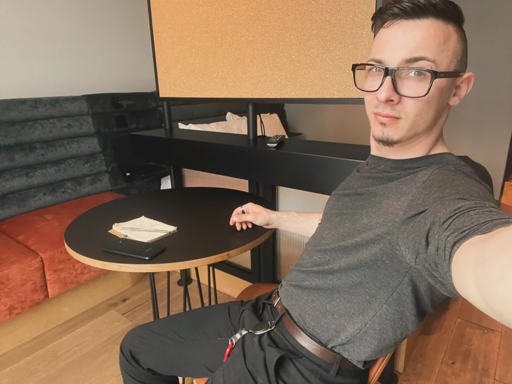 RunawayInstance352 Offline XXX Chat