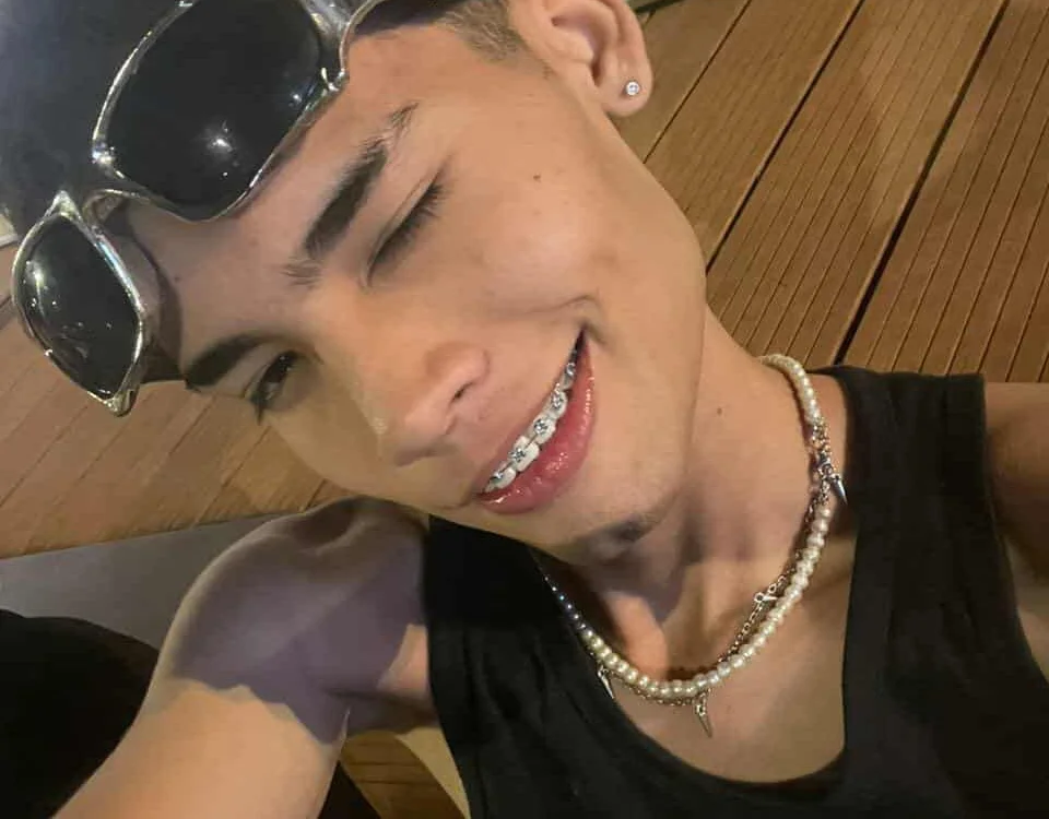 stevan1855 Adlı Modelin Çevrimdışı XXX Sohbeti