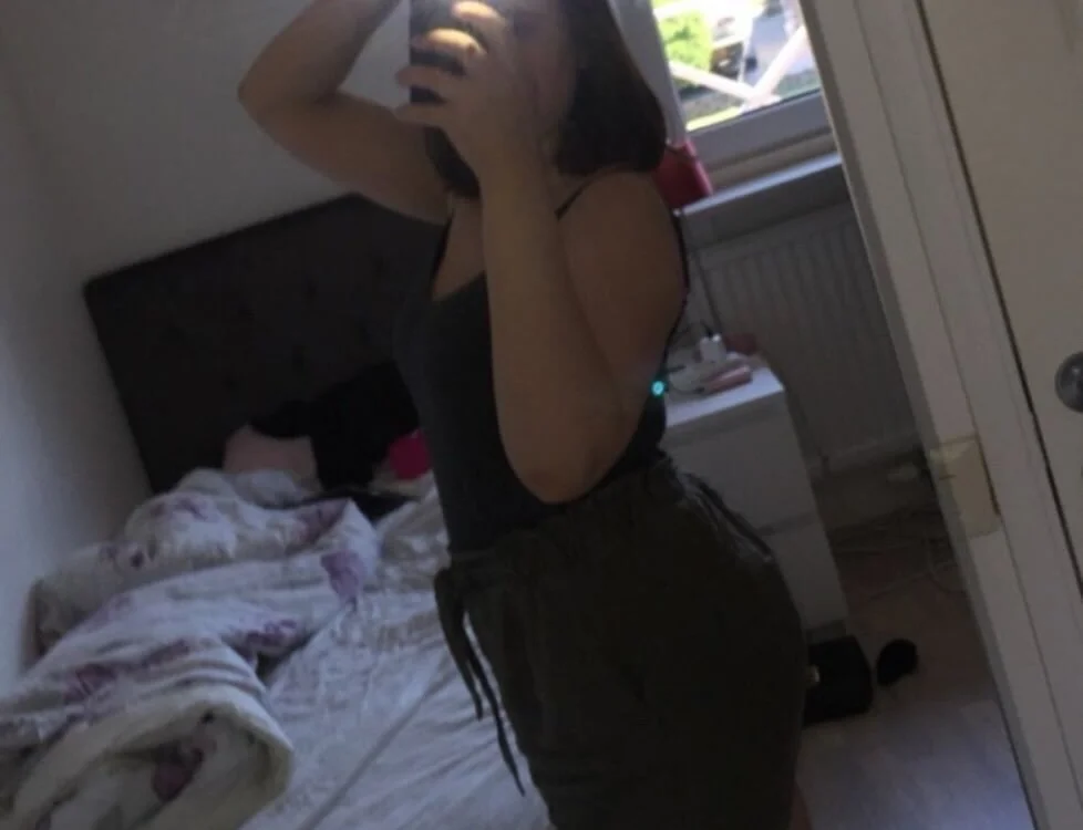 Fuckmehoe01 Offline XXX Chat