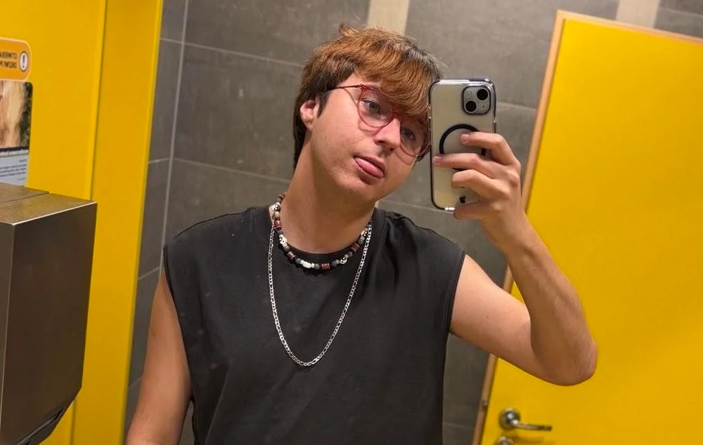 elio_boy Adlı Modelin Çevrimdışı XXX Sohbeti