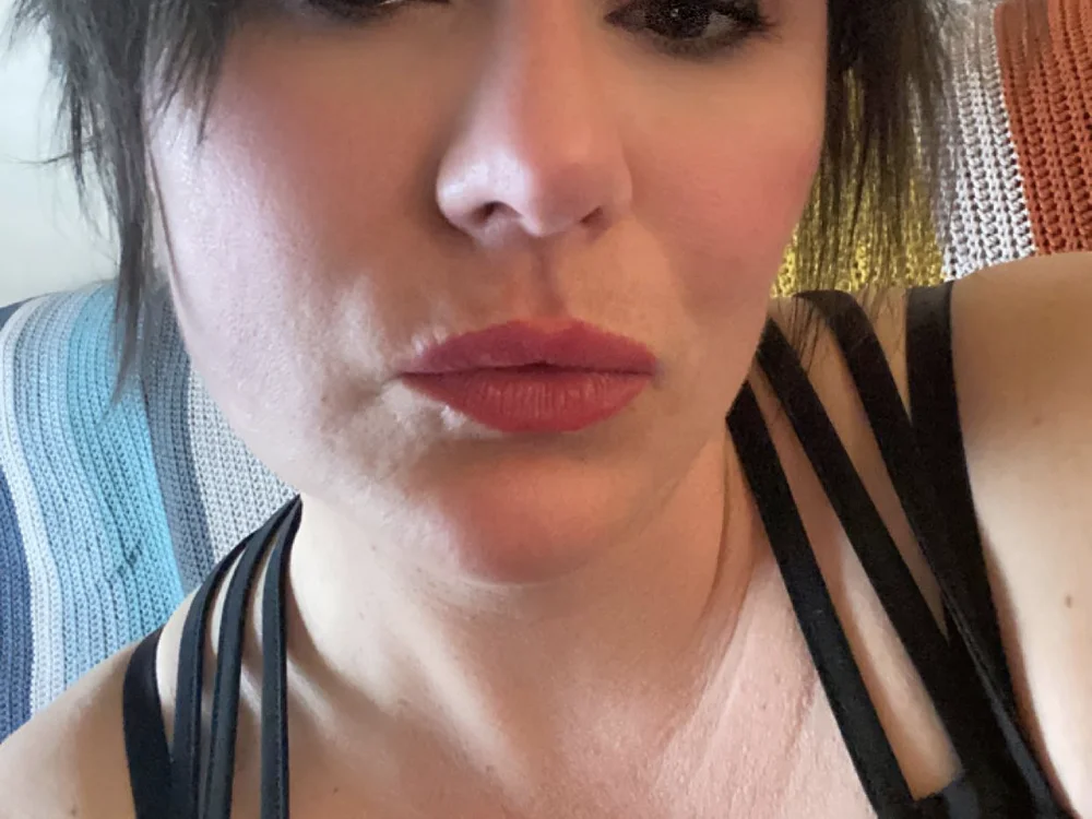 Nikiss333's Offline XXX Chat
