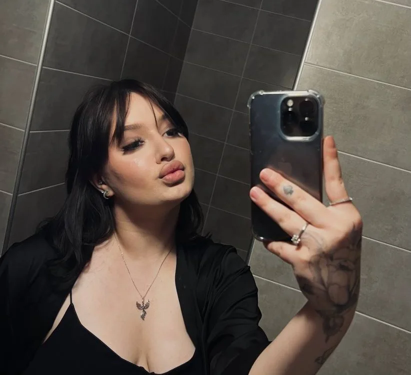 KrissVelvet – Offline XXX chat