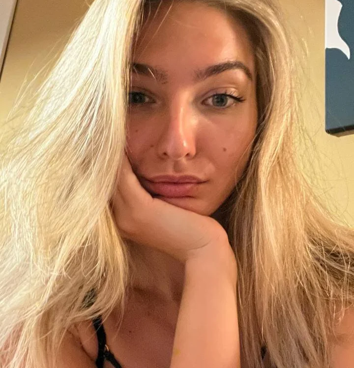 mia_petite28's Offline Chat Room