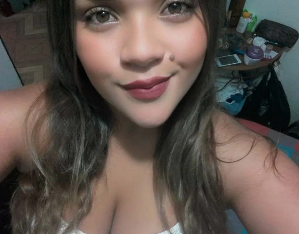 abril_lustful's Offline Chat Room