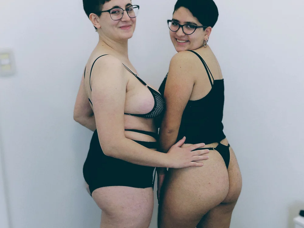 leslieandmika's Offline XXX Chat