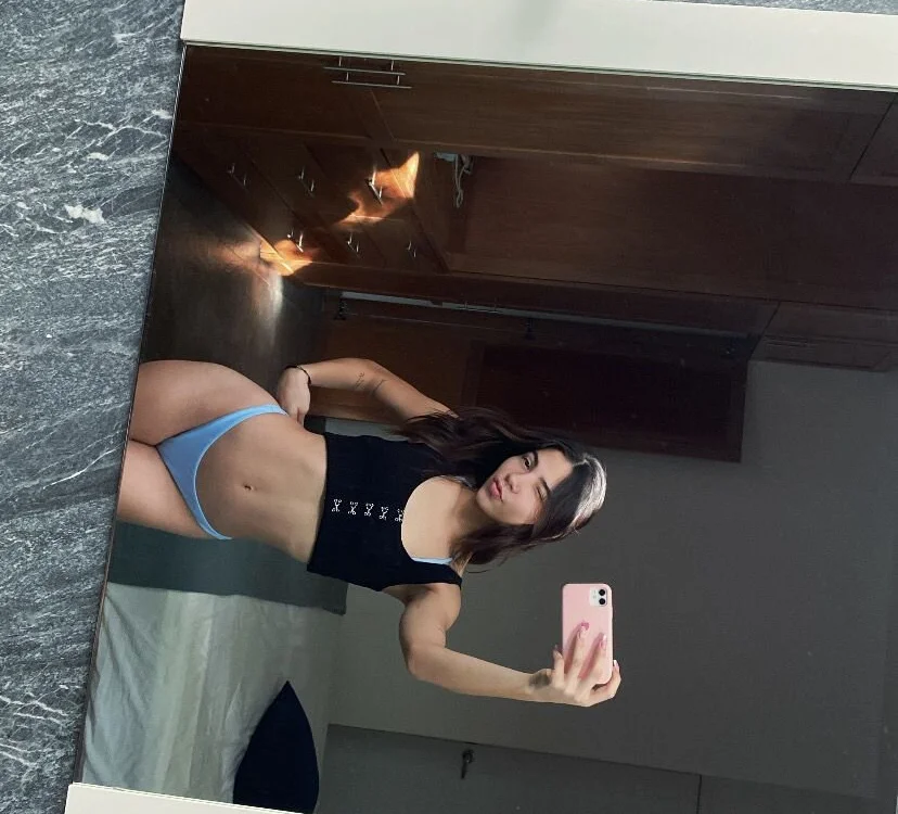 Emma_Moore8 Adlı Modelin Çevrimdışı XXX Sohbeti