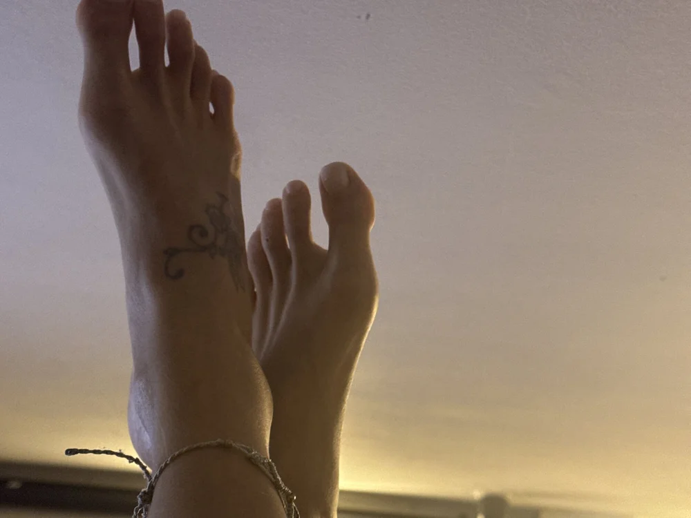 relationcouplefeet's Offline Chat Room