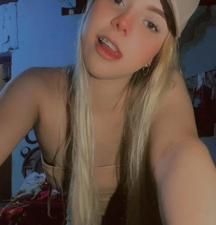 NikitaCarter's Offline Chat Room