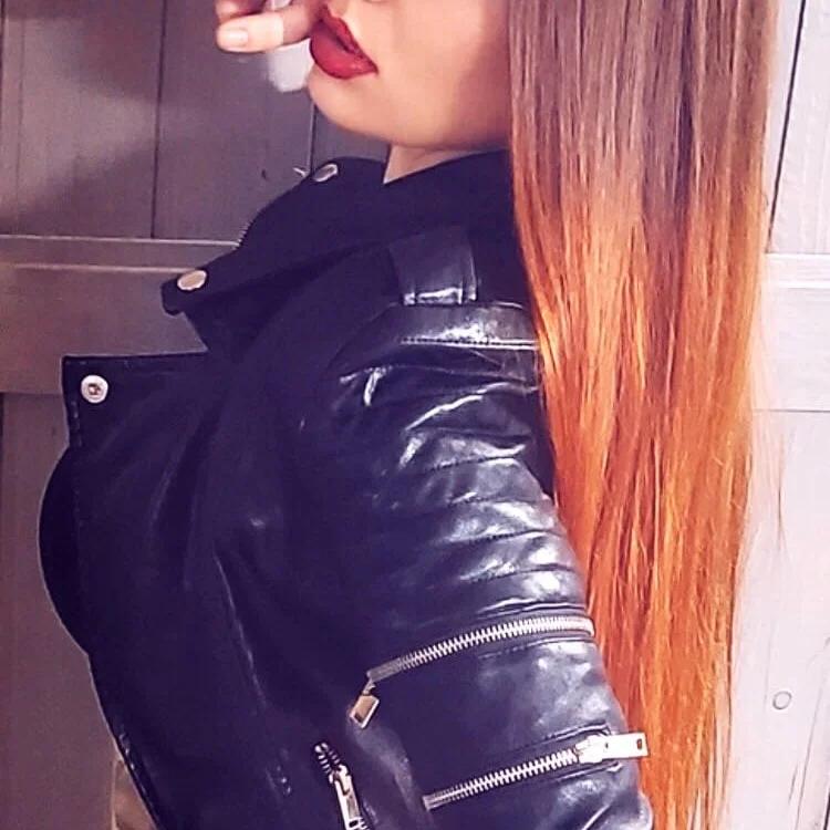Redhead_April's Offline Chat Room
