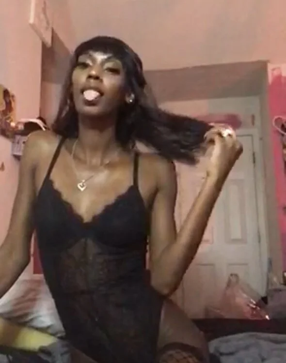 Her_ForbiddenGarden: συνομιλία ΧΧΧ εκτός σύνδεσης