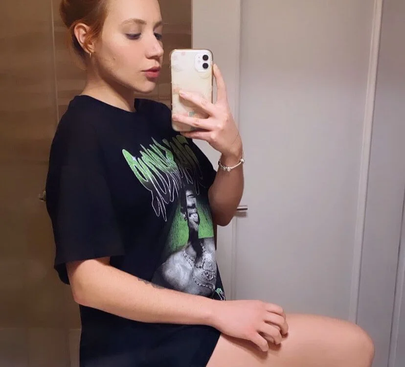 bruna-02's Offline Chat Room