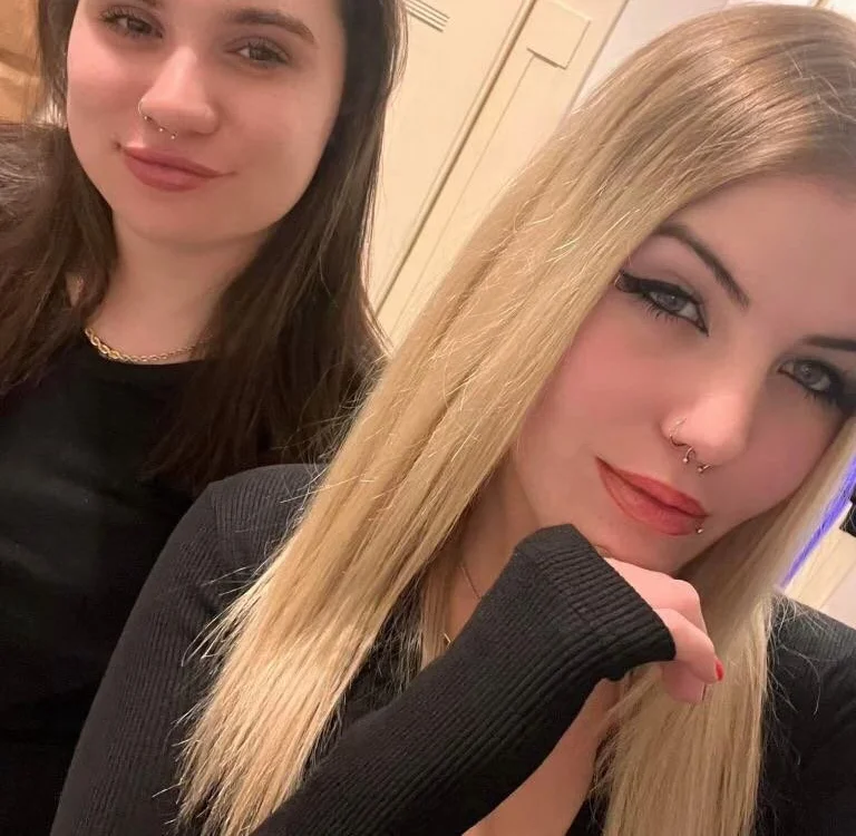 Lesbiangirls442's Offline XXX Chat