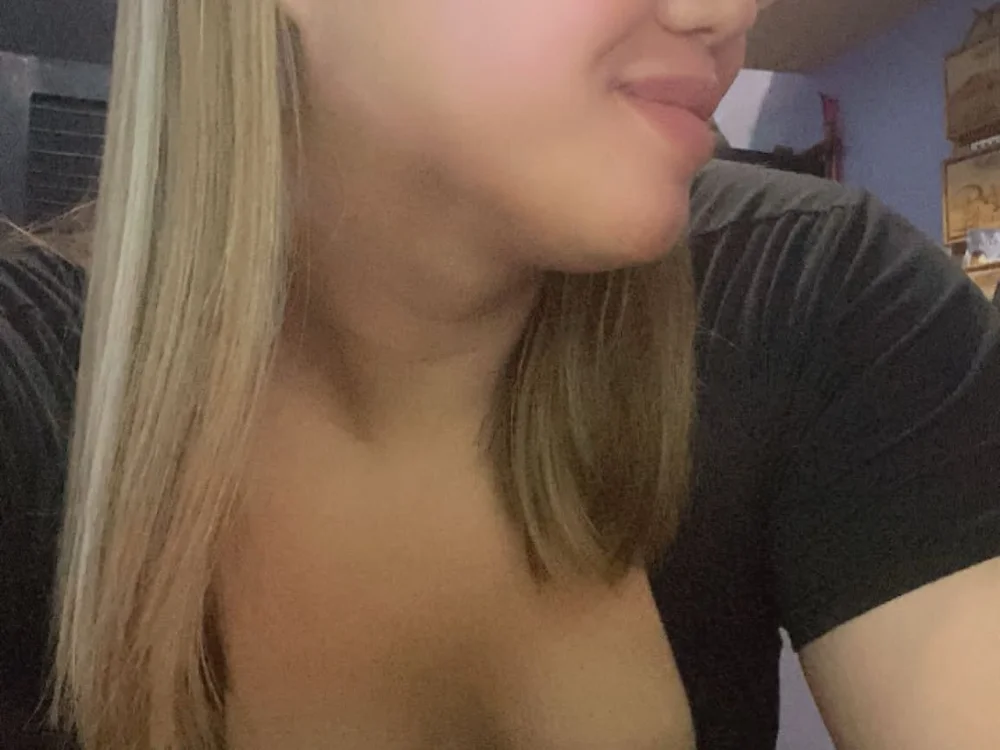 AsianHotPrecious' Offline Chat Room