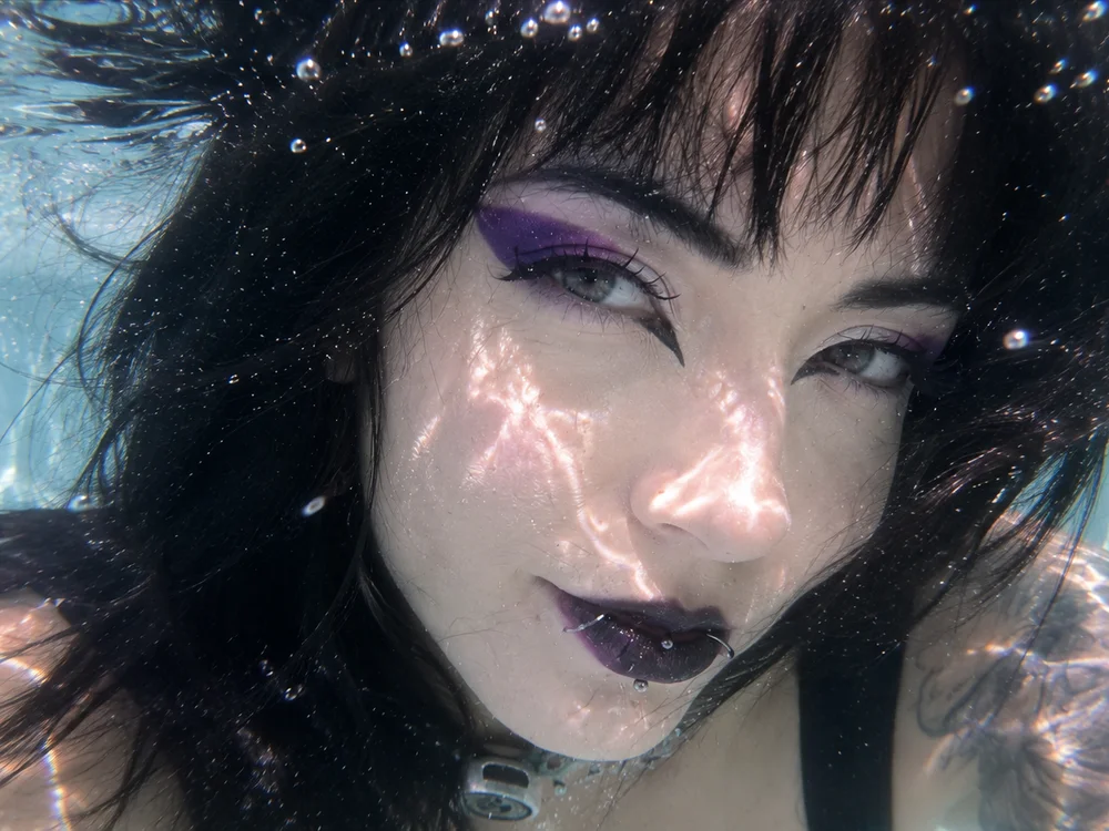 Lady_Roxane's Offline Chat Room