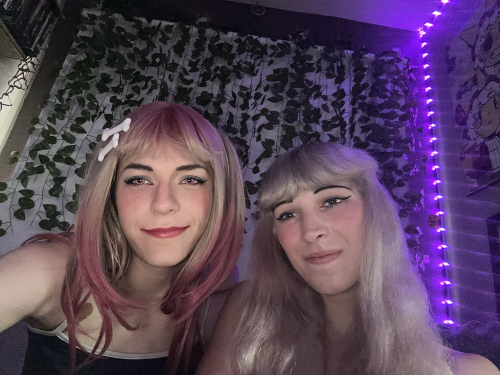 PeachyPrim's live cam