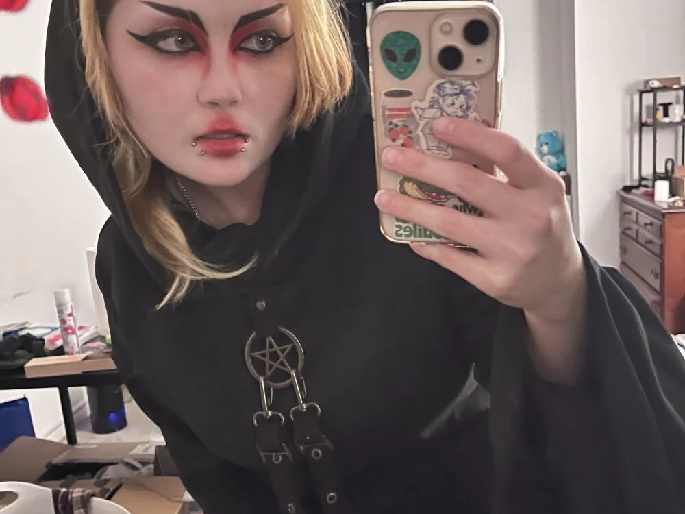 freakwithteeth Offline XXX-chat