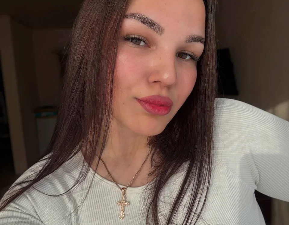 Mia_Clar0's Offline Chat Room