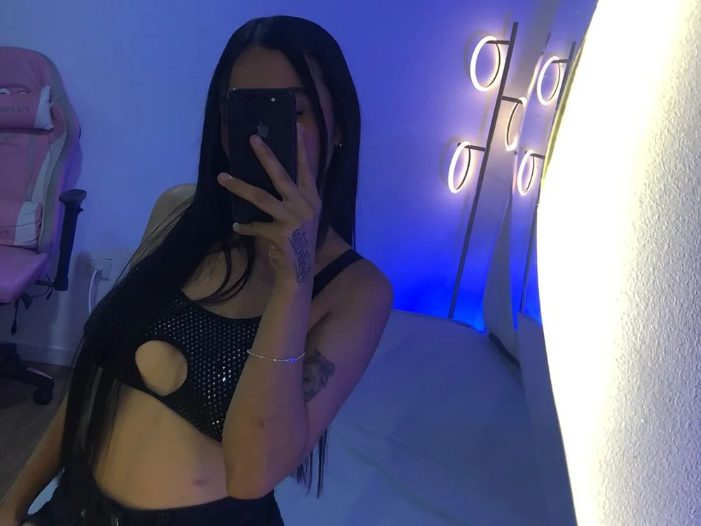 Mia_Levy offline chatrum