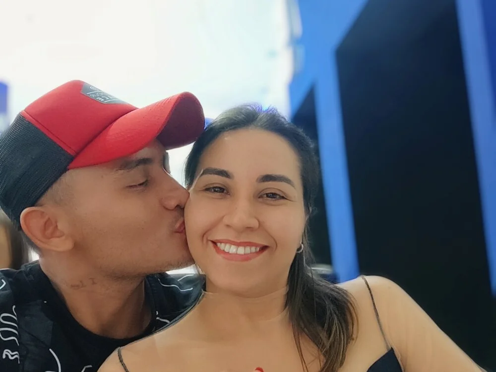 Latin_couple-hot's Offline XXX Chat