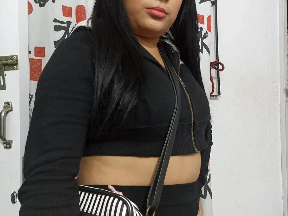LolaShyWet's Offline XXX Chat