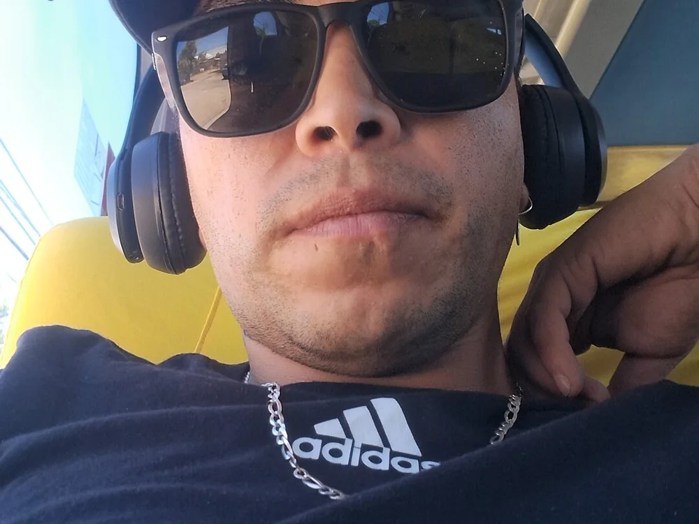 El___exotico's Offline Chat Room