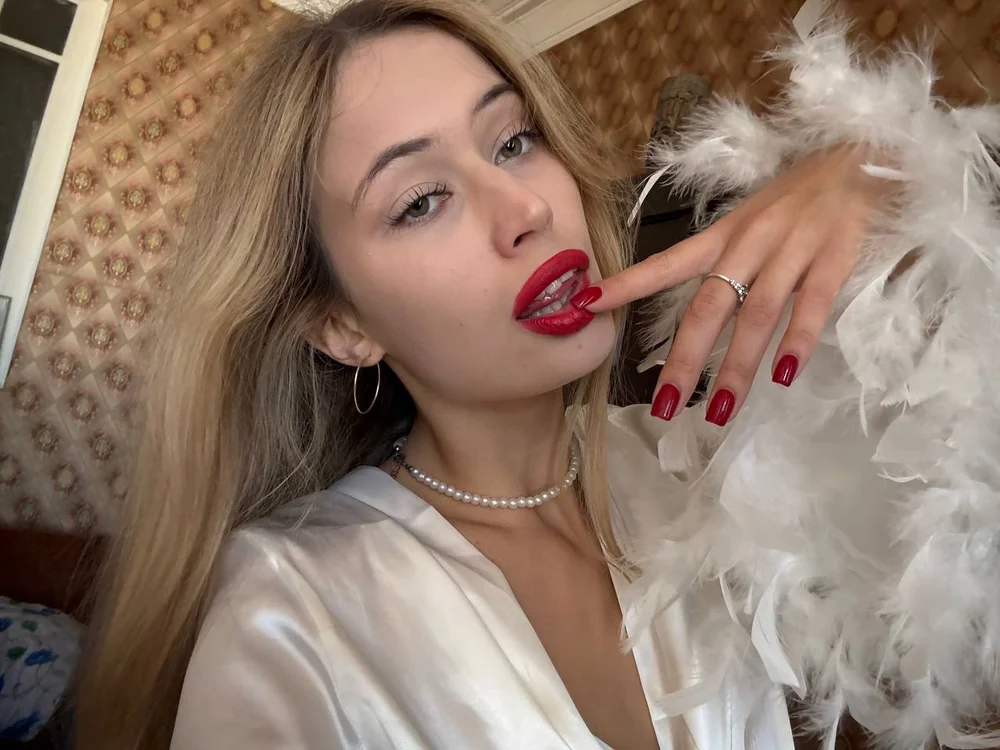 blonde_exen Offline XXX chat