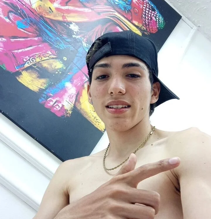 Enzoo_Smith Chat XXX offline