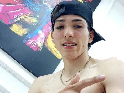 Enzoo_Smith Male Cumplay Live Cam Nude