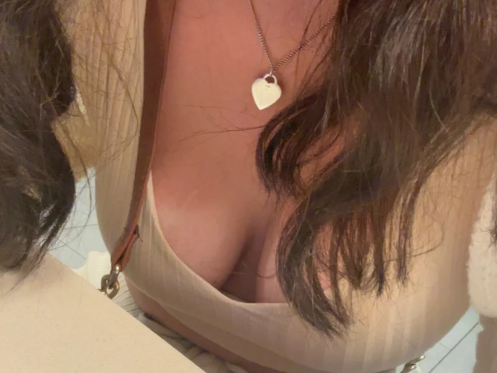 emryelle22's Offline XXX Chat