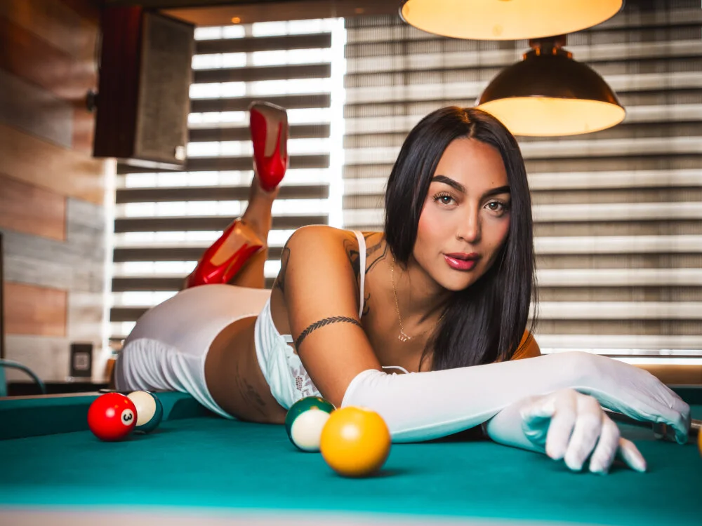 Sara_Greeyn Offline XXX chat