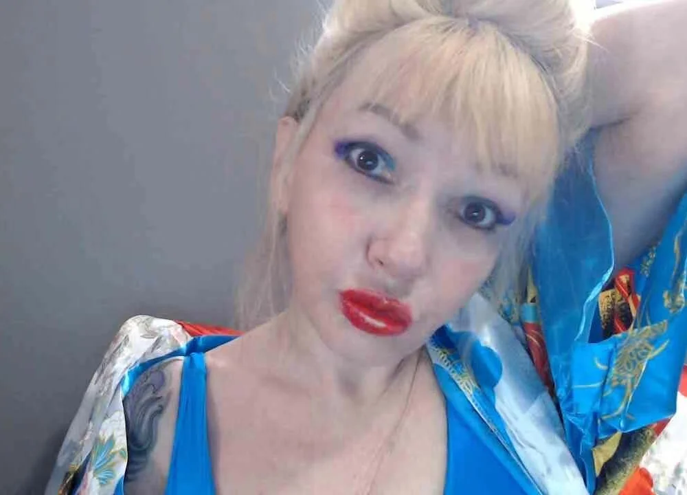 TeacherMilf's Offline Chat Room