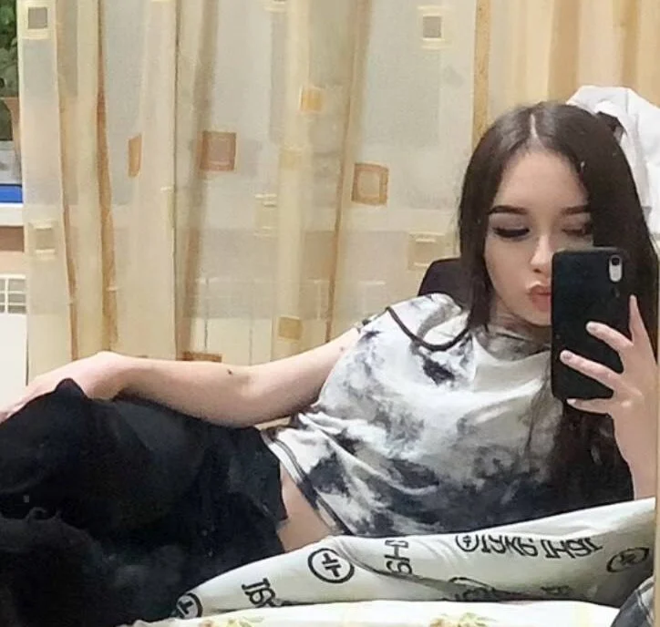 shy_brunetn Offline XXX chat