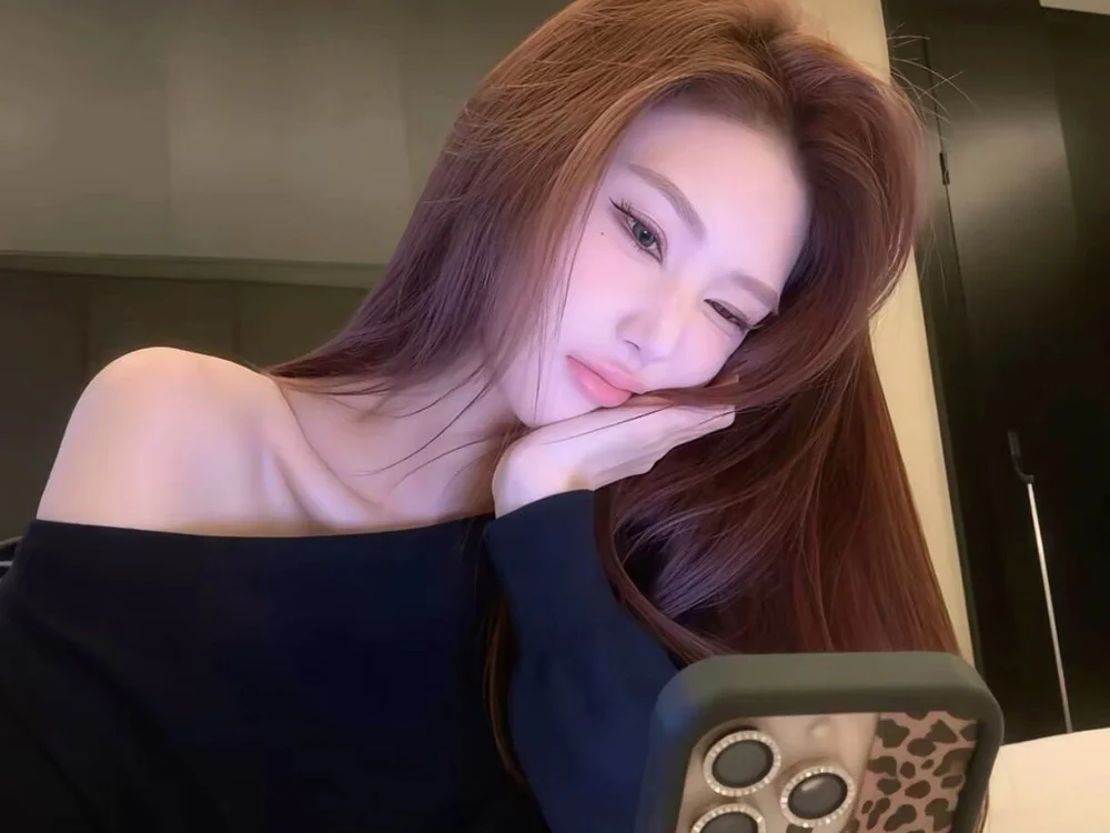 Lili15565's Offline Chat Room