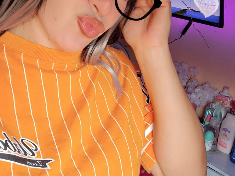 mia69rober's Offline Chat Room