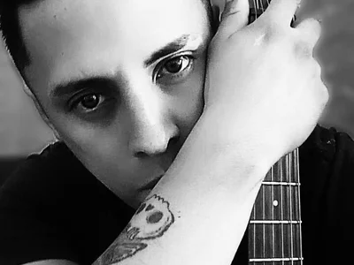 Izzyrockone
