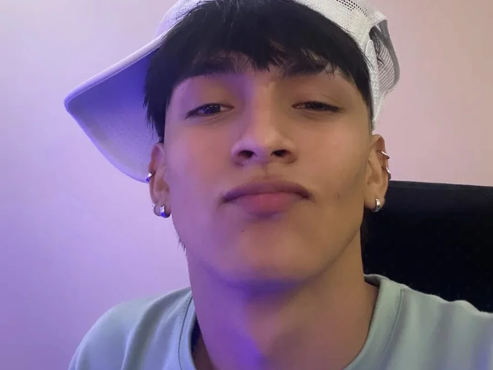 Skinny_boyx's Offline Chat Room